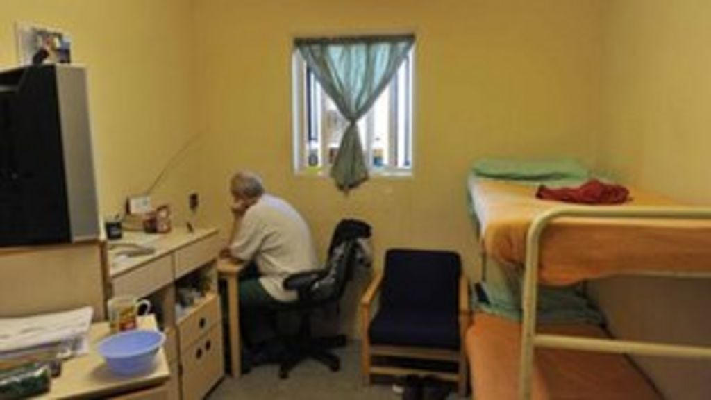 Prisoners 'watching too much TV' BBC News