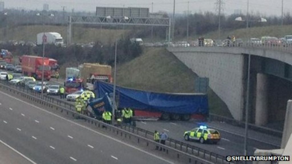 Lorry Crashes Off M42 Flyover On To M6 Toll - BBC News