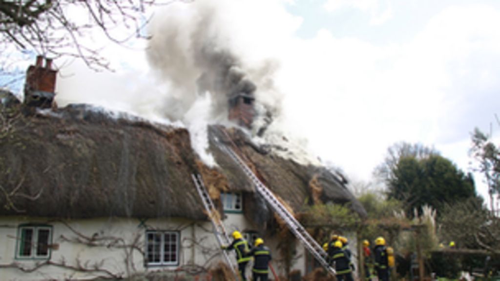 Fire at Durley thatched cottage destroys roof BBC News