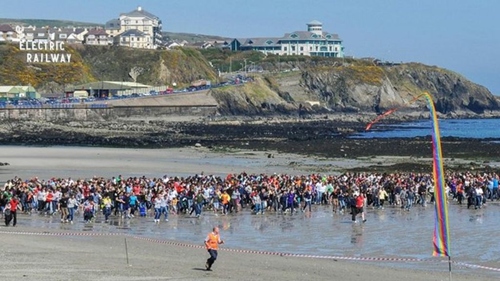 Guinness confirms record set at Isle of Man three-legged race - BBC ...