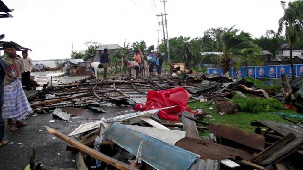 Bangladesh rides out weakened storm - BBC News