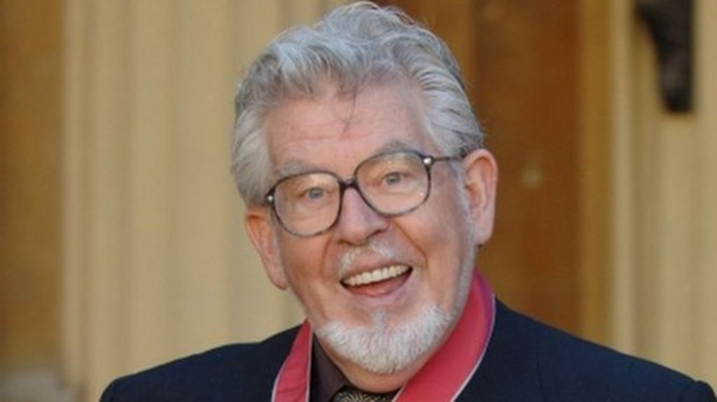 Rolf Harris plays first live show since arrest BBC News