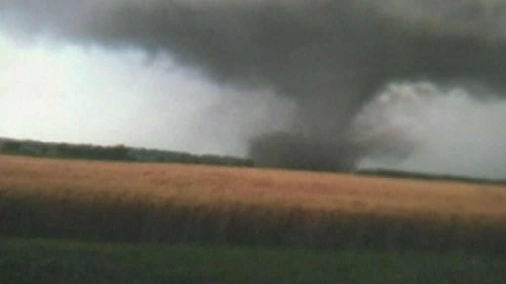 Tornado strikes town in Kentucky - BBC News