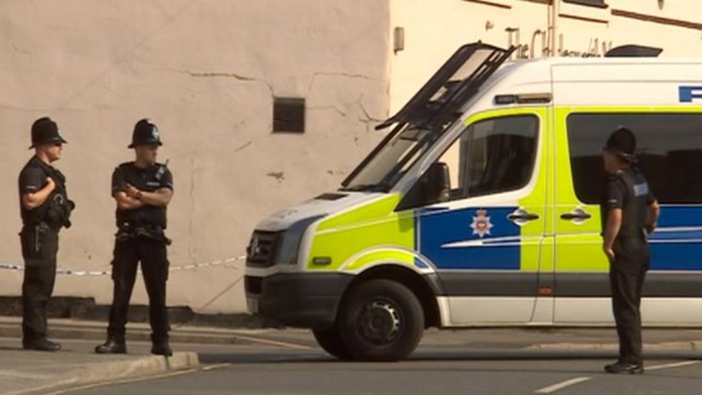 Derbyshire Police say Clay Cross bomb scare 'was hoax' - BBC News