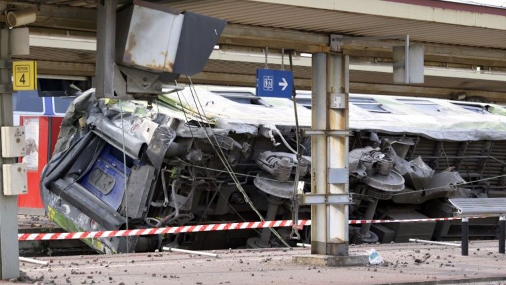 Deadly French train crash at Bretigny-sur-Orge - BBC News