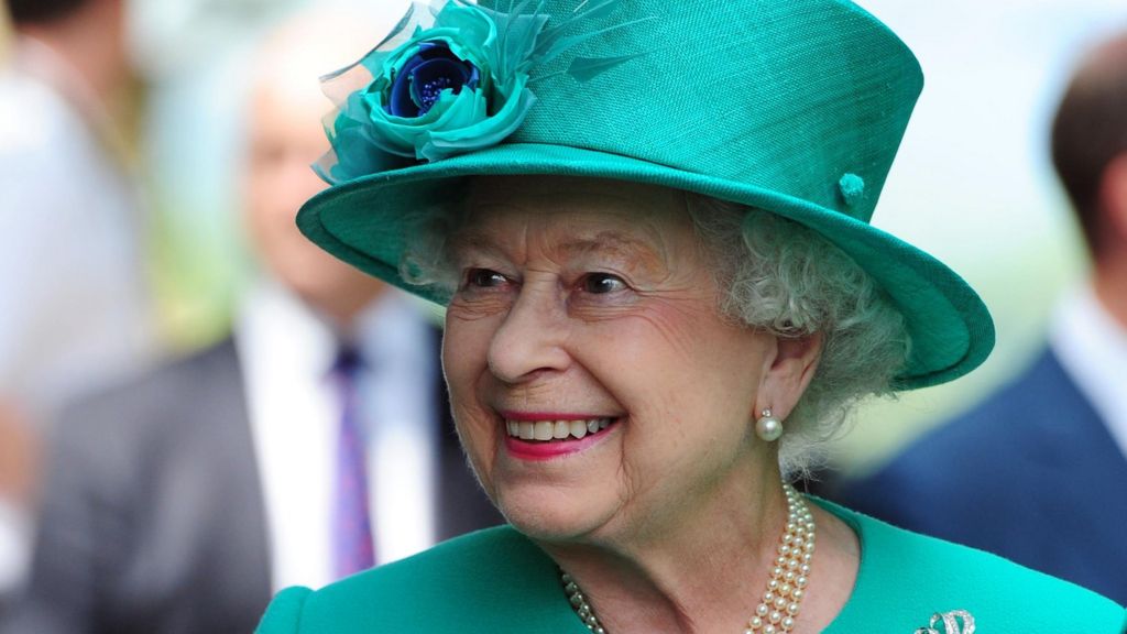 Queen would like royal baby born before her holiday - BBC News