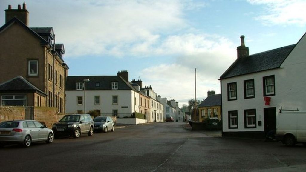 Cromarty's old burgh uncovered by winter storms - BBC News