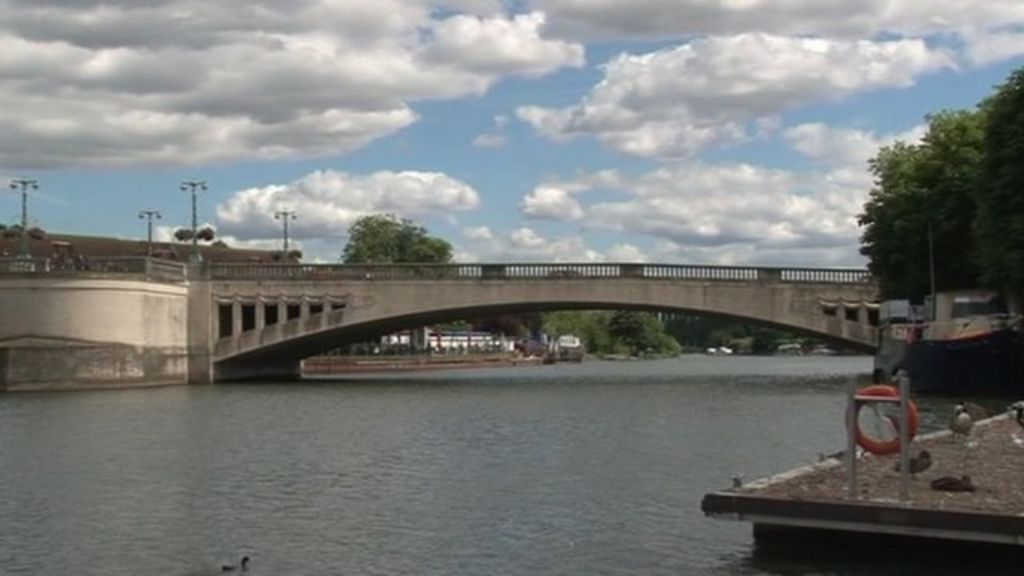 Caversham Bridge closure causes road delays BBC News