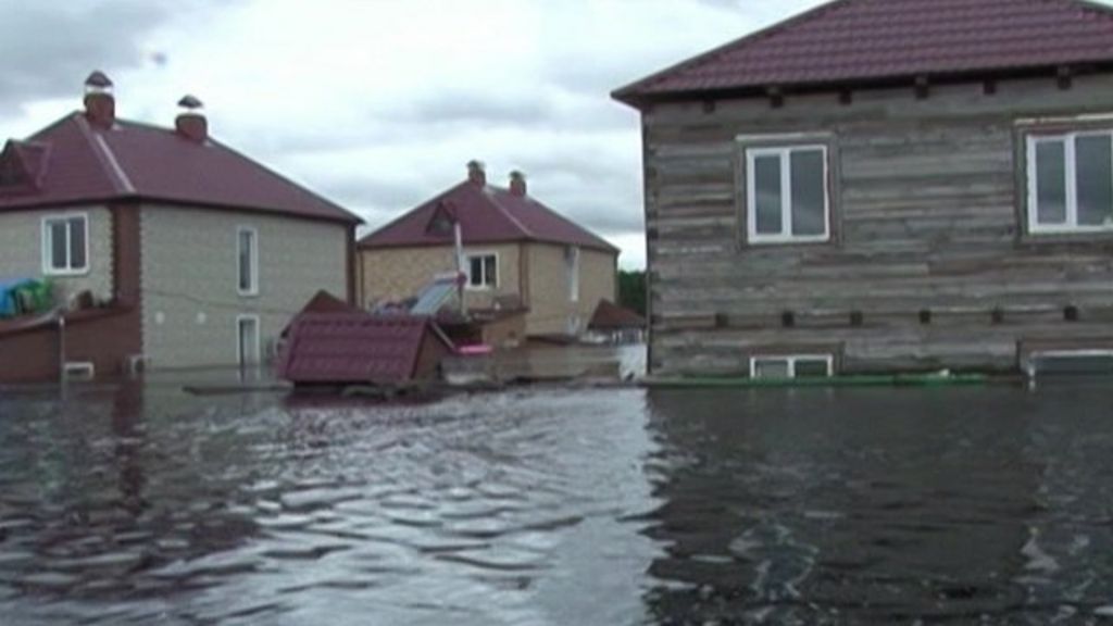 Russia battles huge far east flood - 20,000 evacuated - BBC News