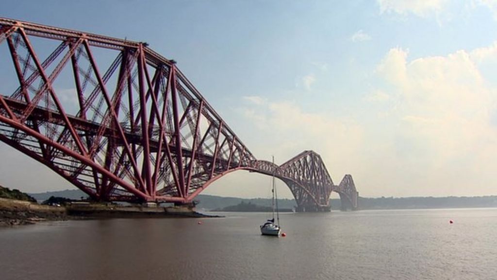 The Forth Bridge structure has three main towers