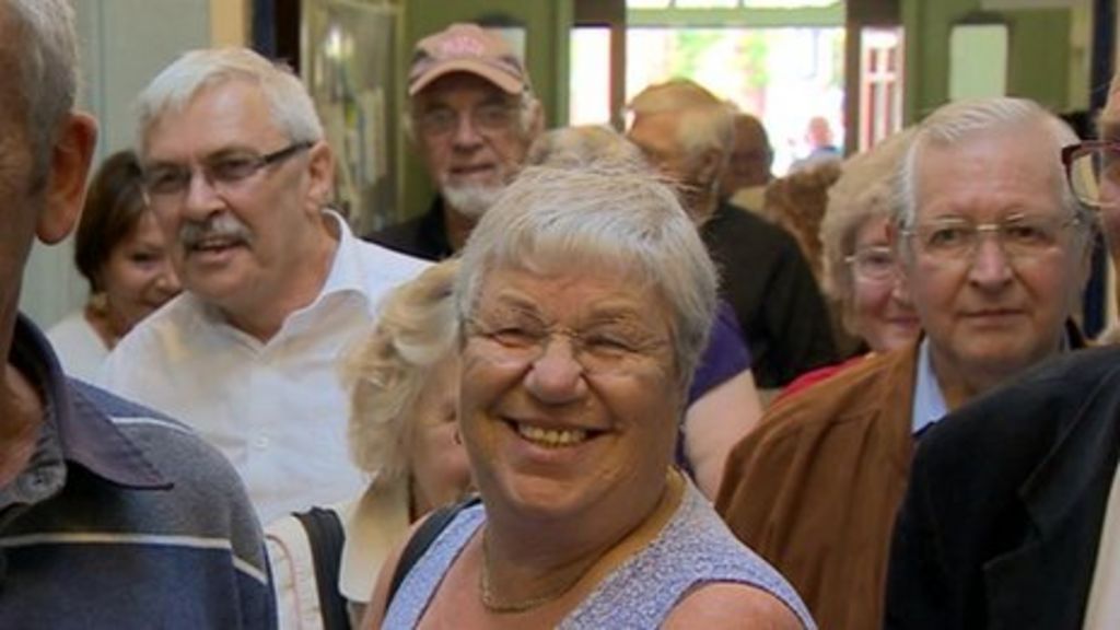 Wednesbury Town Hall group attracts 30,000 visitors - BBC News