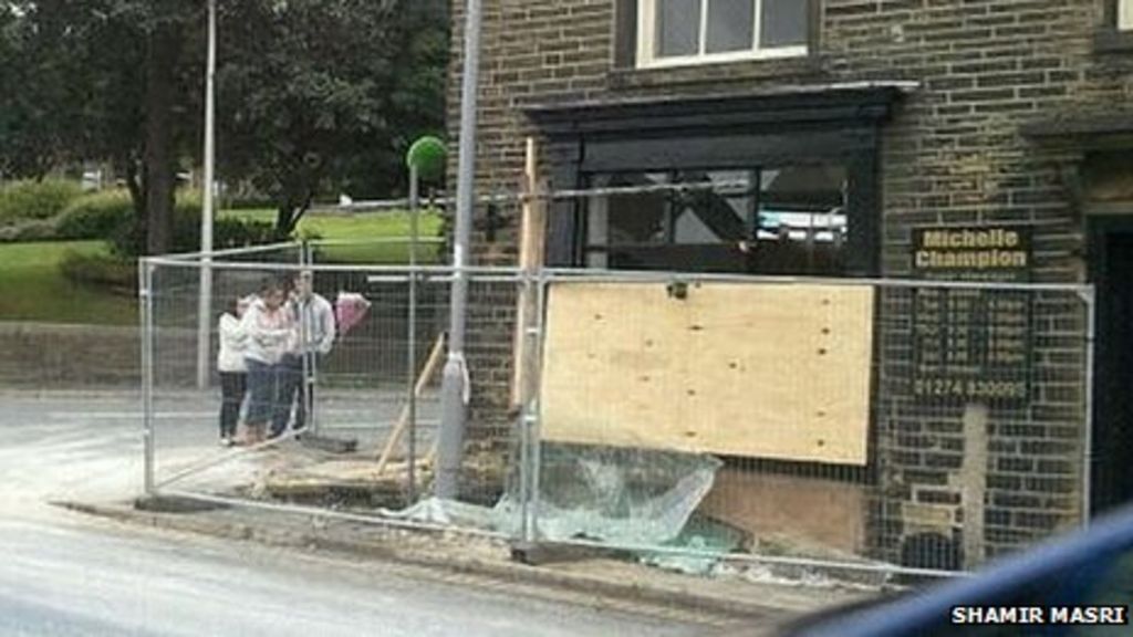 Three killed in crash in Thornton Road, Bradford BBC News