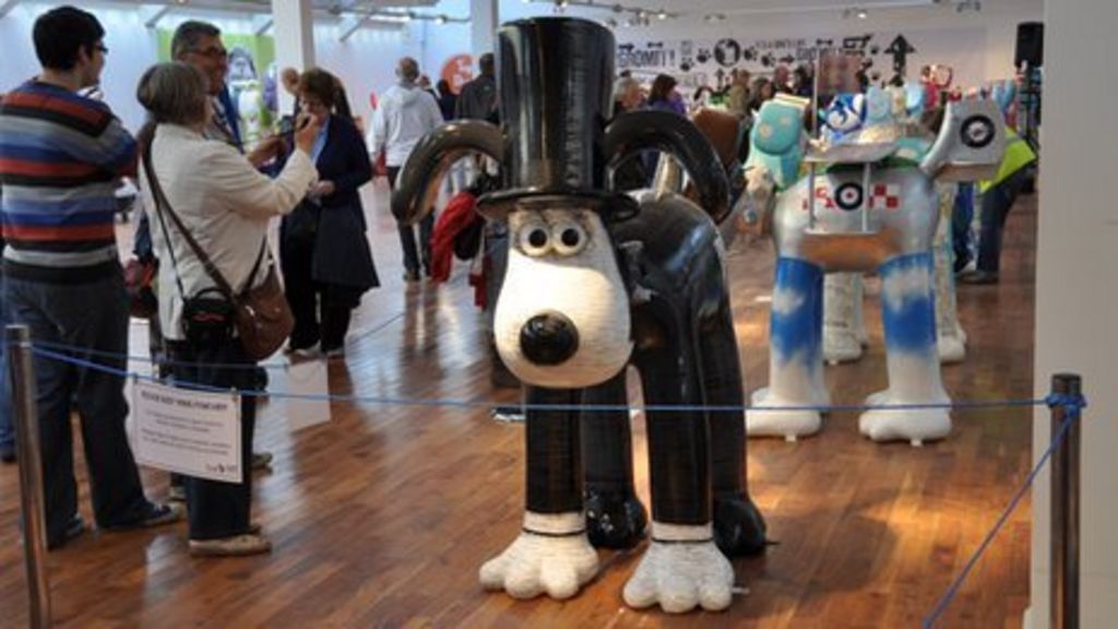 Thousands visit Gromit statue show in Bristol BBC News