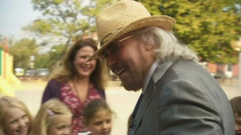 Bee Gee Barry Gibb's trip down Manchester memory lane - BBC News