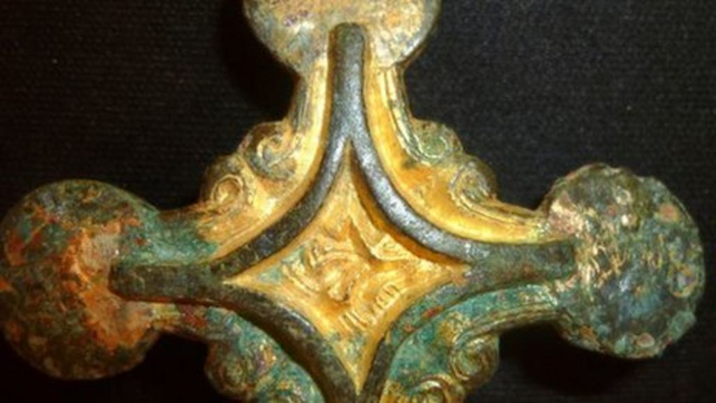 In pictures: Anglo-Saxon exhibits from Lyminge go on show - BBC News