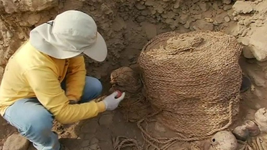 Mummies Discovered In Peru: Adult And Child Unearthed - BBC News