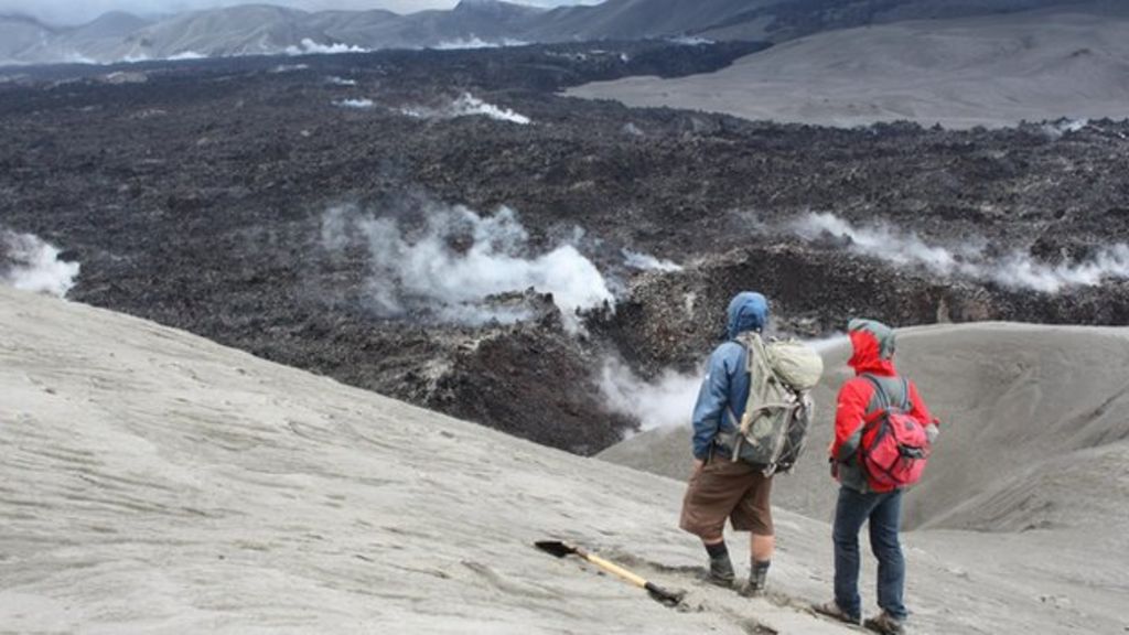 Volcanic obsidian lava flows for a year - BBC News