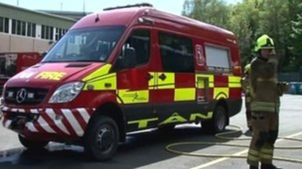 Fire service cuts warning in Mid and West Wales - BBC News