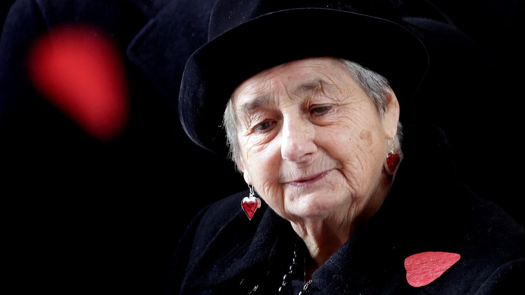 In pictures: Remembering the war dead - BBC News