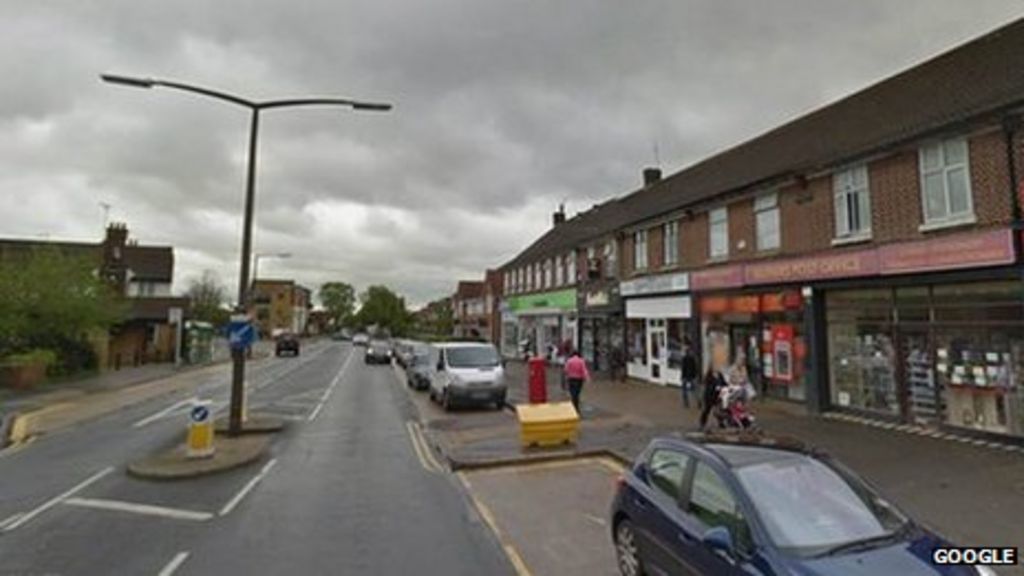 Armed police arrest two men and a woman in Leigh-on-Sea - BBC News