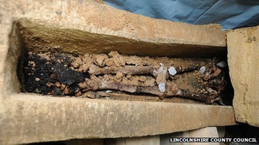 Lincoln Castle Saxon 'king' skeleton found buried with shoes BBC News