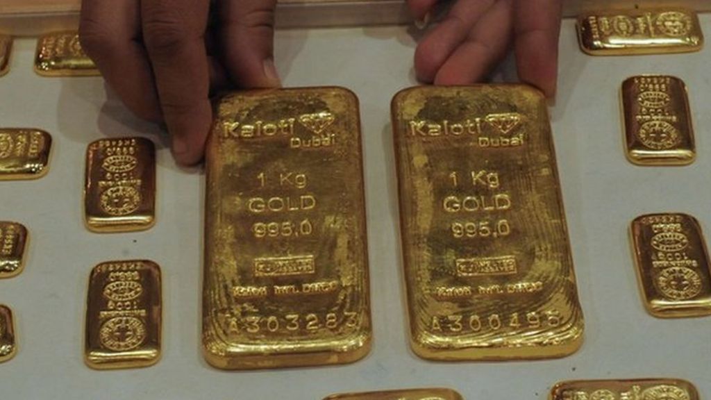 Why gold smuggling is on the rise in India - BBC News