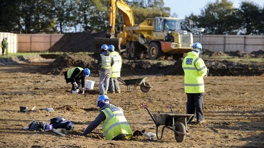 World War Two Ipswich airfield site reveals Bronze Age finds - BBC News