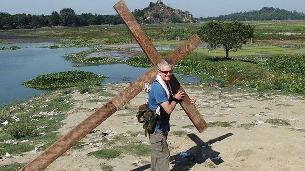 The man who carries a 25kg cross everywhere BBC News