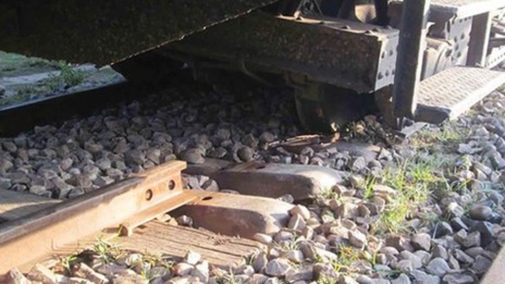 Bangladesh opposition accused of fatal train derailment - BBC News