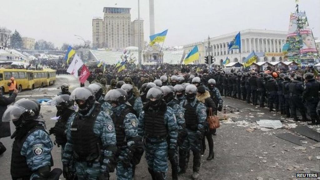 Kiev riot police retreat after storming protest bastions - BBC News