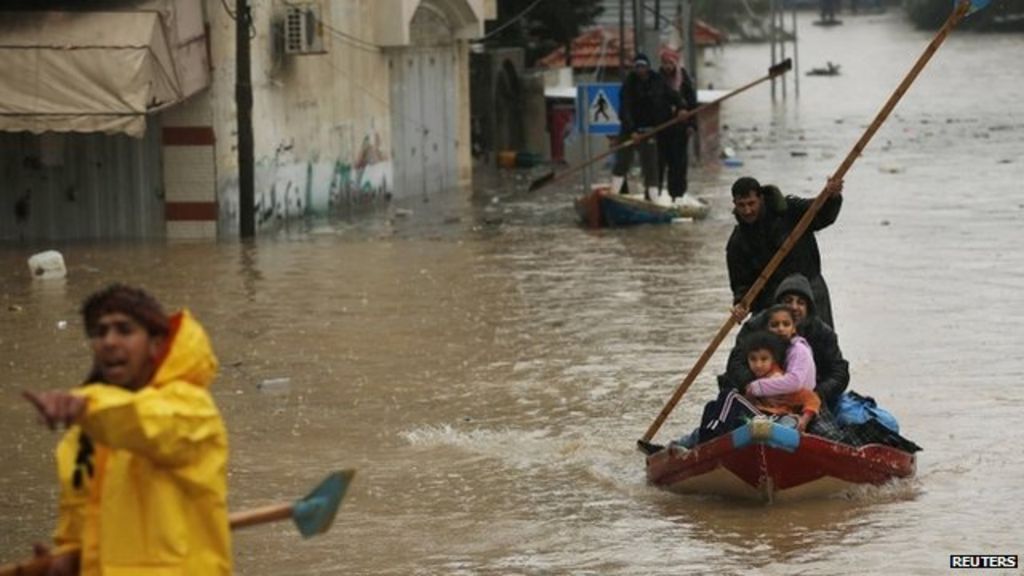 Floods from storm Alexa force Gazans to leave homes - BBC News