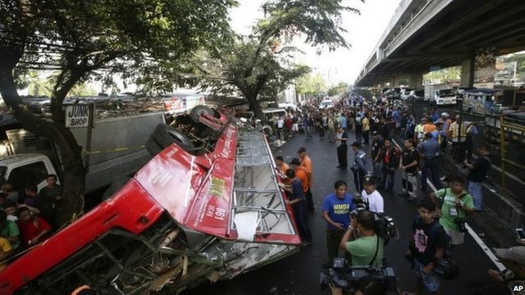 Bus crash in Manila, Philippines 'kills 21' BBC News