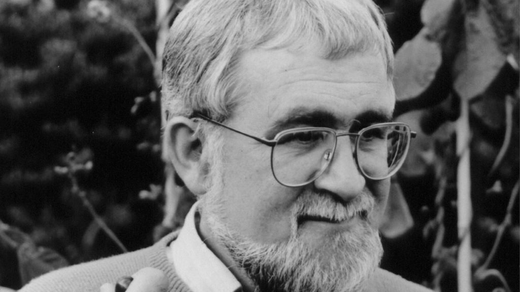 Scottish poet Douglas Dunn wins Queen's medal BBC News