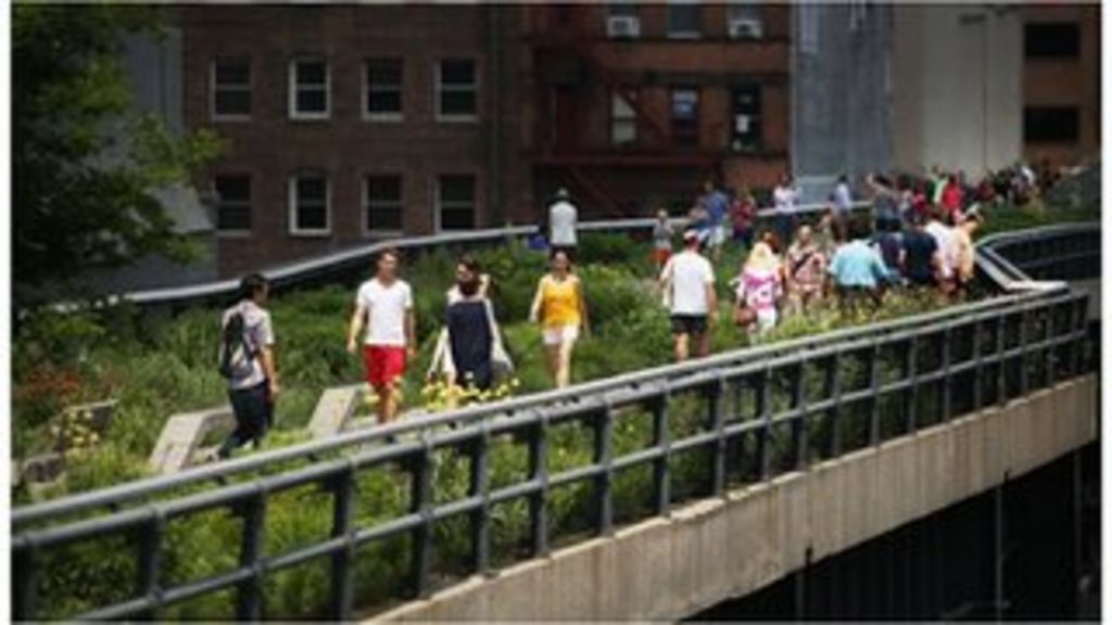 New Yorkers strolling on the High Line
