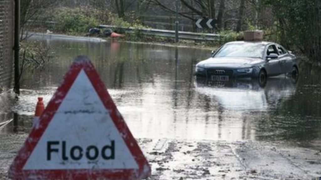 Flood warnings as River Thames and Wey rise in Surrey - BBC News