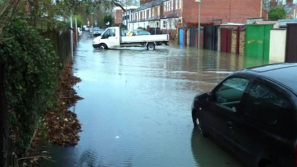 Oxford residents flee rising flood waters BBC News