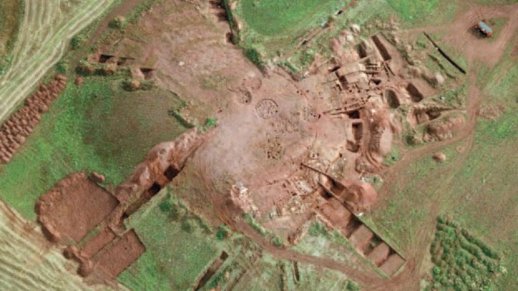 East Lothian's Broxmouth fort reveals edge of steel - BBC News