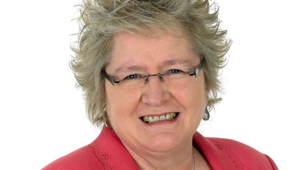 Stirling Labour MP Anne McGuire to stand down - BBC News