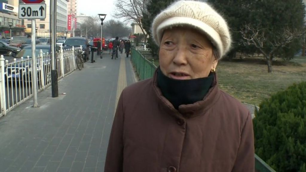 Caution urged as Beijing smog levels soar - BBC News