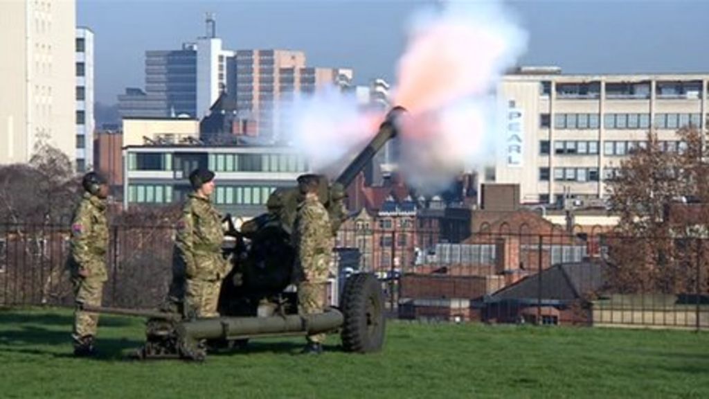 Crowds Welcome 1st Regiment Royal Horse Artillery Home - BBC News