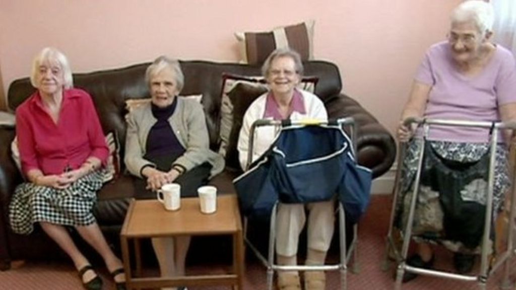 Residential care: Webcams link care homes in US and UK - BBC News