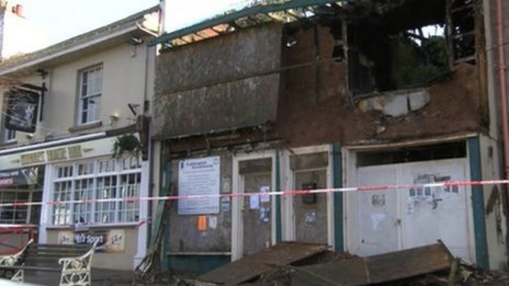 Further cob wall collapse on to Cullompton High Street BBC News