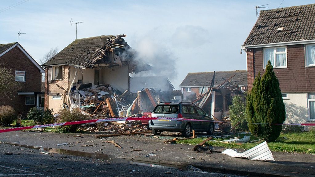 In pictures: Essex explosion destroys Clacton homes - BBC News