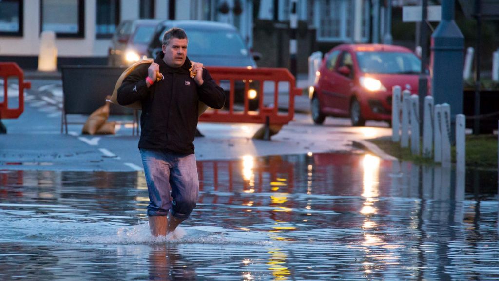 UK floods Datchet residents scramble to protect homes BBC News