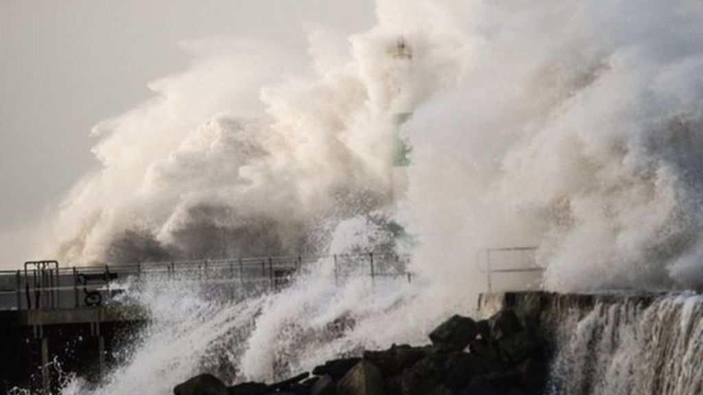 Sea level threat to force retreat of communities in Wales - BBC News