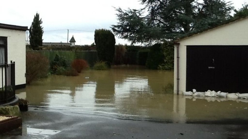 Gloucestershire flood levels 'to stay high' - BBC News