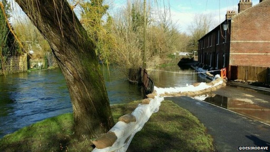Winchester residents battle against rising flood water BBC News