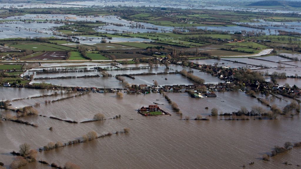 Somerset Levels flooding: Police to patrol in lifeboats - BBC News