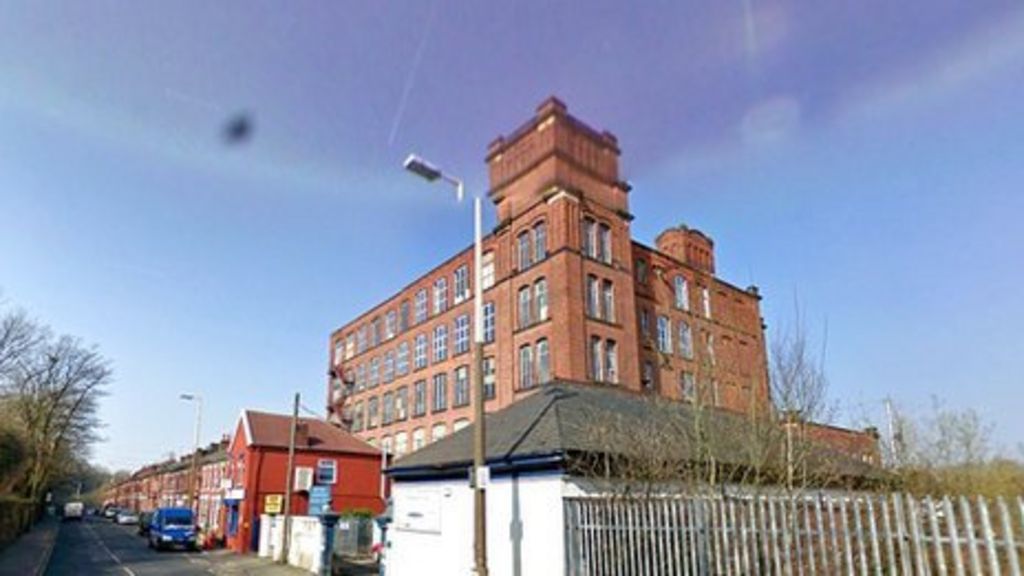 Dukinfield New Mill Homes evacuated over roof damage BBC News