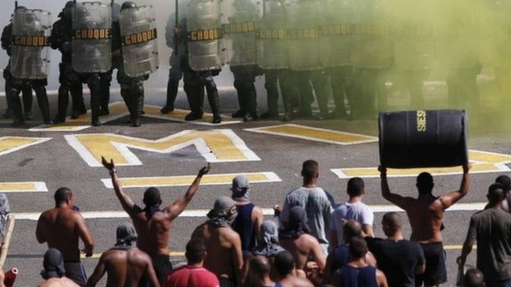 Brazil riot police simulate angry crowd control in Rio BBC News